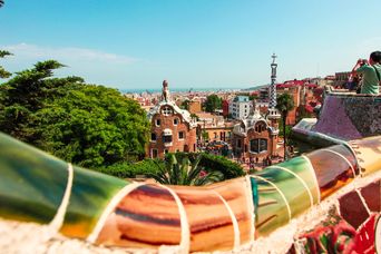 Blick über die Mosaik-Balustrade des Park Güell auf die Gaudi-Häuser und die Landschaft in Barcelona, Spanien