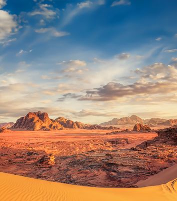 Weitblick über die Wüste Wadi Rum in Jordanien 