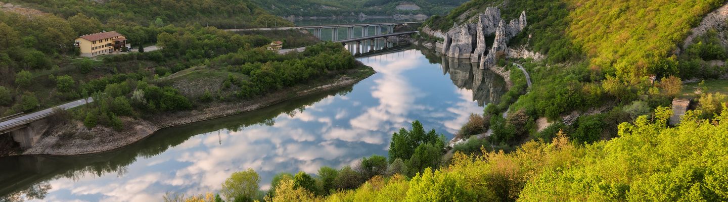 Fluss und Berge in Bulgarien