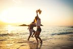 Paar tanzt bei Sonnenuntergang am Strand
