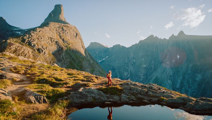 Eine Frau Wandert in den Alpen in Österreich