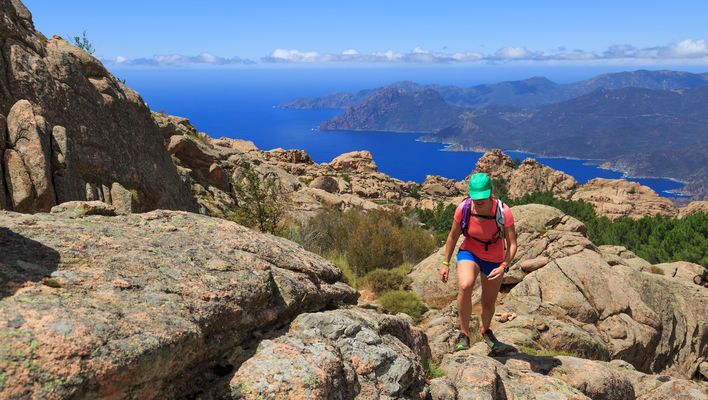 Frau beim Wandern auf Korsika