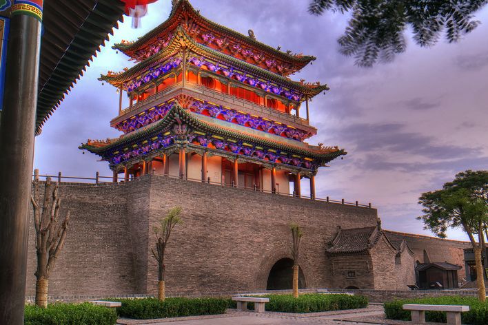 Ein traditionell Chinesisches Gebäude bei Abenddämmerung in der Stadt Pingyao