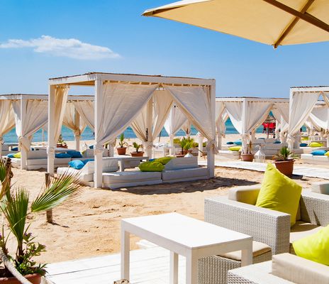 Gemütliche Pavillions mit Sitzecken am Strand von Tunesien