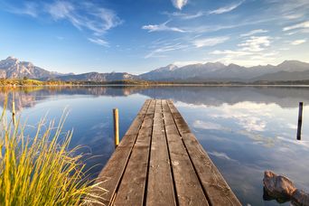Ein Steg im See in Bayern in Deutschland