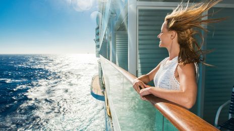 Frau auf einem Kreuzfahrtschiff