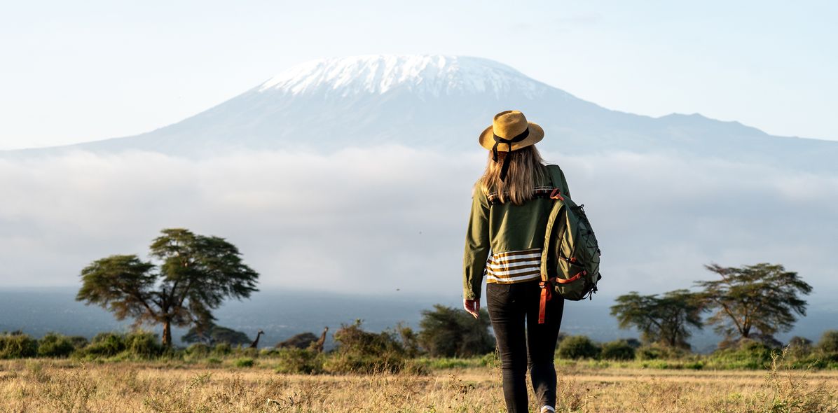 Touristin in Rückansicht vor dem Kilimandscharo im Amboseli-Nationalpark, Kenia