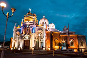 Kathedrale in Costa Rica beleuchtet bei Nacht 