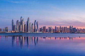 Blick auf die Skyline von Dubai im Sonnenuntergang 