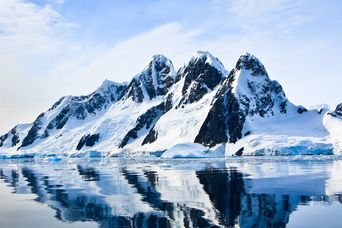 Majestätische Eisberge in der Antarktis, vertikale Aufnahme