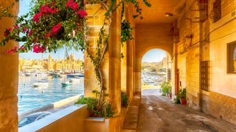 Schöne Gasse mit Blick auf den Grand Harbour in Birgu auf Malta