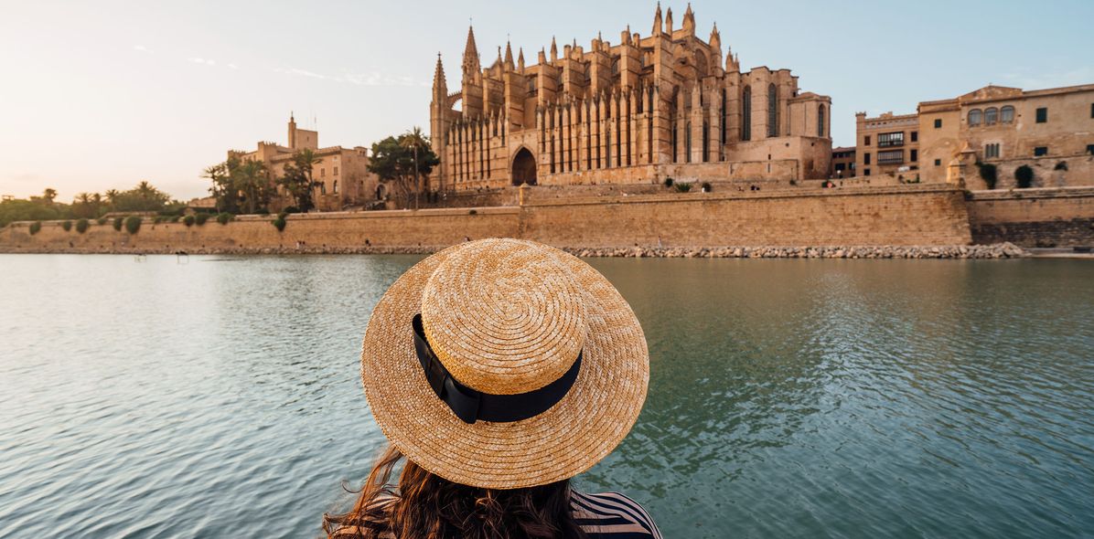 Frau vor Kathedrale von Palma de Mallorca