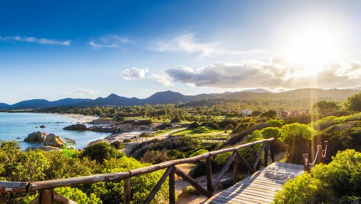 Blick auf Meer und Berge in Sardinien in Italien