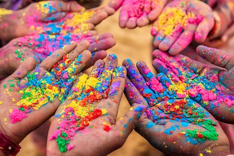 Bunte Hände mit Farben beim Holi-Festival in Rajasthan