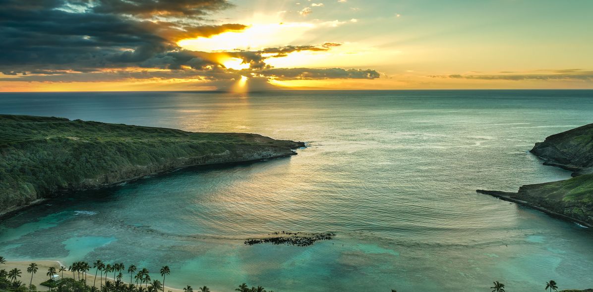 Blick auf Bucht in Hawaii bei Sonnenuntergang