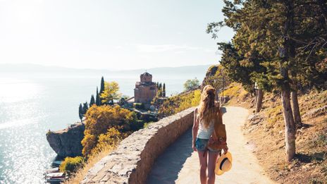 Frau spaziert am Ohrid See in Nordmazedonien