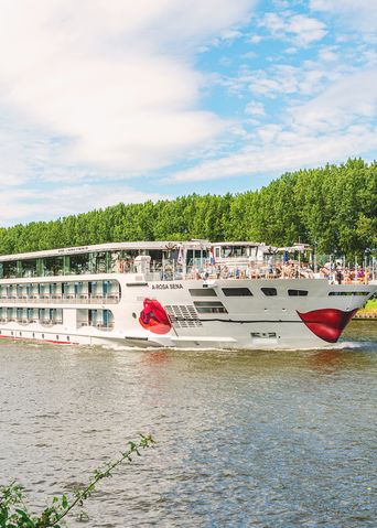 Kreuzfahrtschiff A-ROSA SENA unterwegs auf dem Fluss