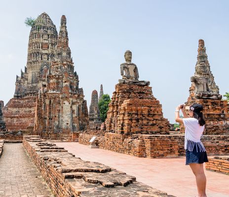Frau in Tempelanlage in Ayutthaya