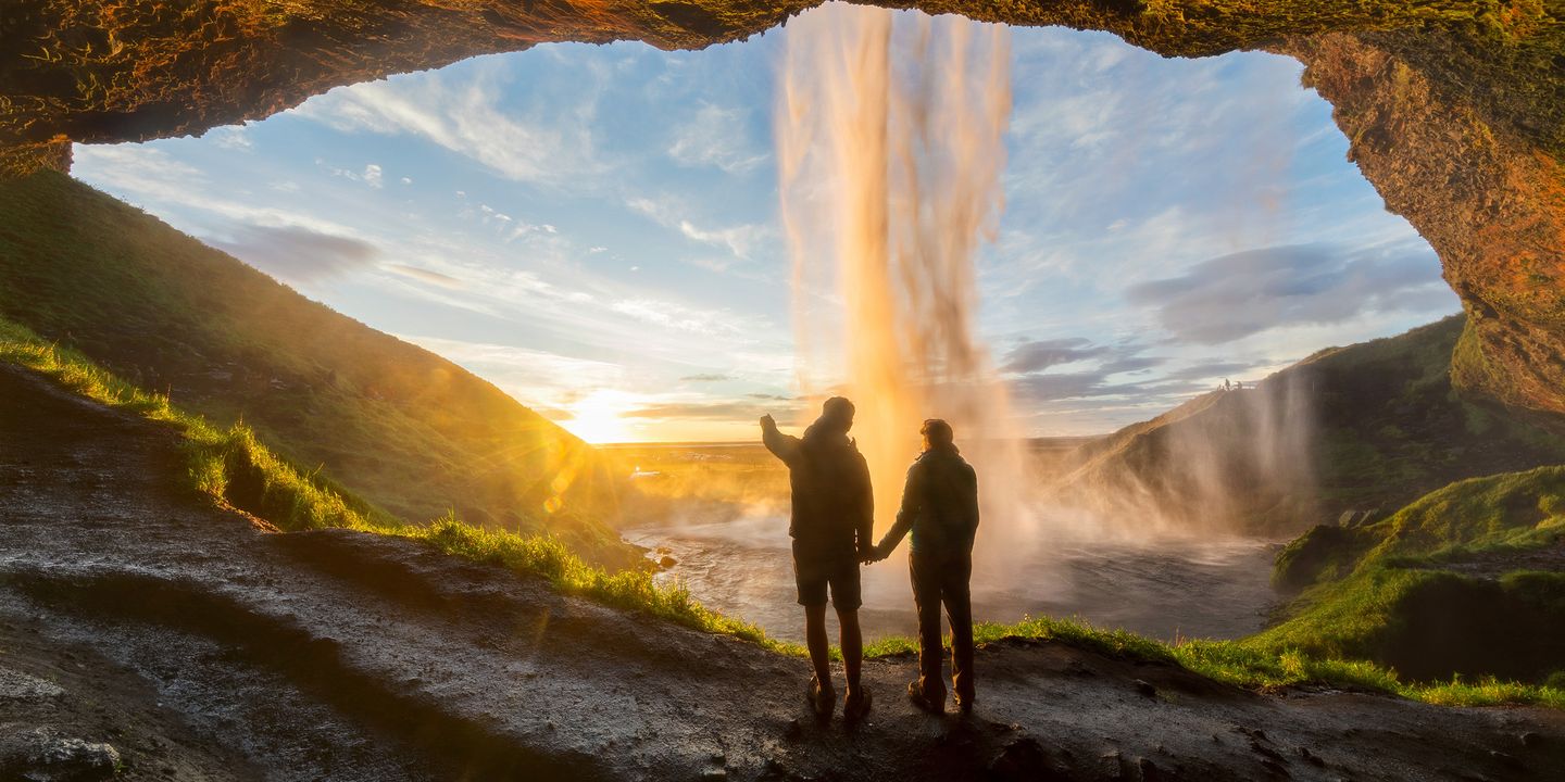 Paar am Wasserfall auf Island