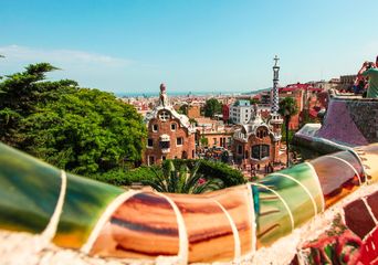 Blick über die Mosaik-Balustrade des Park Güell auf die Gaudi-Häuser und die Landschaft in Barcelona, Spanien