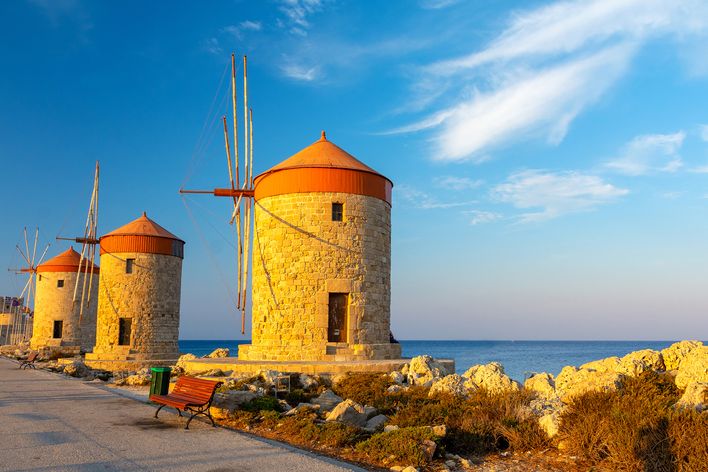 Windmühlen am Meer