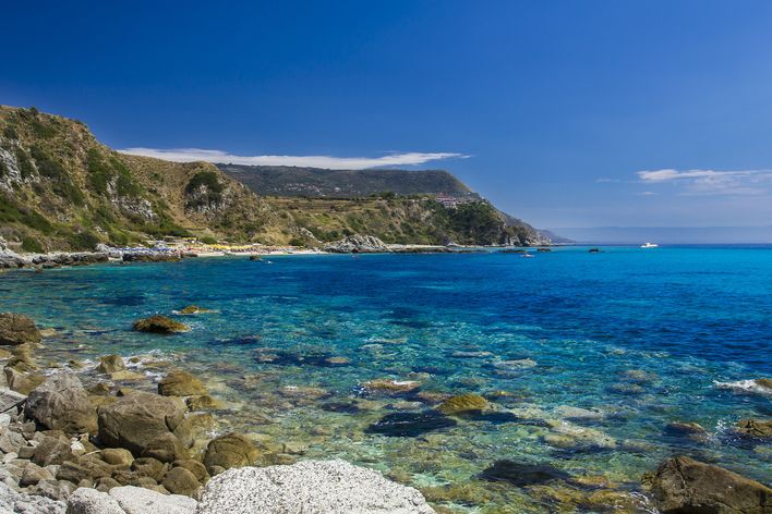 Das Capo Vaticano an der Küste Kalabriens mit Bucht und markanten Felsplateaus, Italien