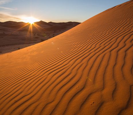Sonnenuntergang in Wüste in Abu Dhabi