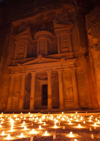 Lichter vor der Felsenstadt Petra in Jordanien in der Nacht