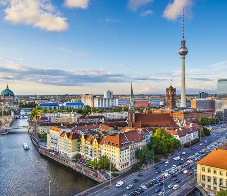 Skyline von Berlin mit Fernsehturm und Spree