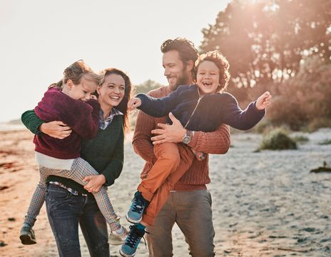 Familie am Strand im Herbst