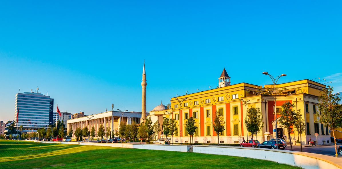 Der imposante Palast in Tirana, der Hauptstadt Albaniens, ein Denkmal aus kommunistischer Zeit