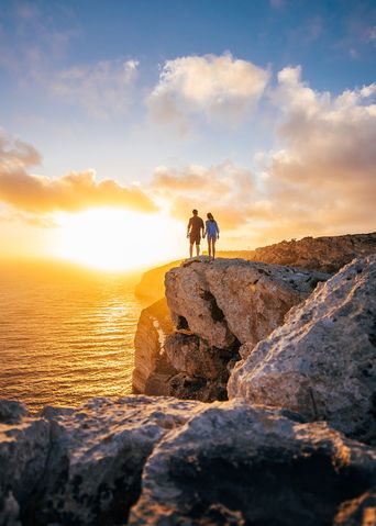 Paar auf Felsen auf Malta