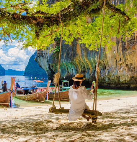 Frau auf Schaukel am Strand in Koh Hong