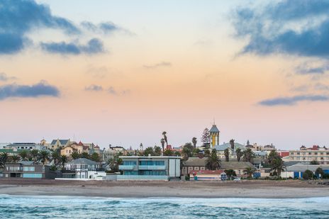 Küstenansicht von Swakopmund in Namibia mit Gebäuden entlang des Atlantiks