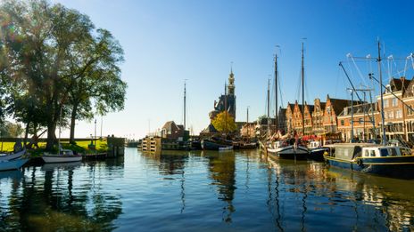 Hafen und historische Gebäude in Hoorn am IJsselmeer
