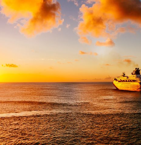 Kreuzfahrtschiff, Meer mit Sonnenuntergang