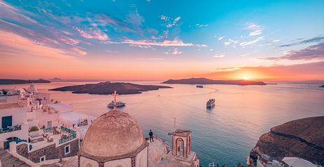 Kreuzfahrtschiffe in der Bucht vor Santorini bei Sonnenuntergang