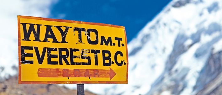 Wegweiser zum Mount Everest Base Camp vor Gletscherlandschaft