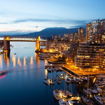 Skyline von Vancouver am Abend