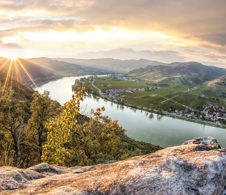Panorama der Wachau (UNESCO-Weltkulturerbe) mit Blick auf die Donau im Sonnenuntergang