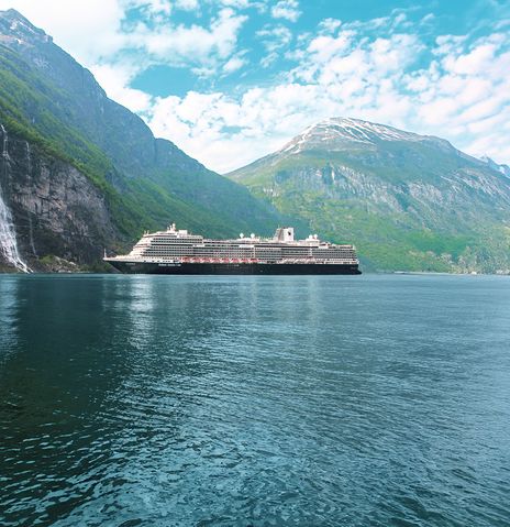 Schiff im Geiranger Fjord