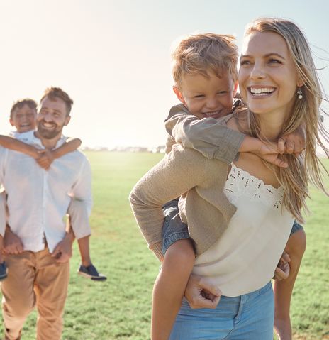 Familie auf Feld Spaß