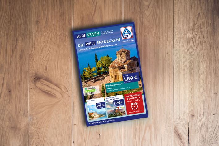 ALDI-Reisemagazin Titelblätter der Ausgabe Nord Dezember 2025 auf Holztisch liegend
