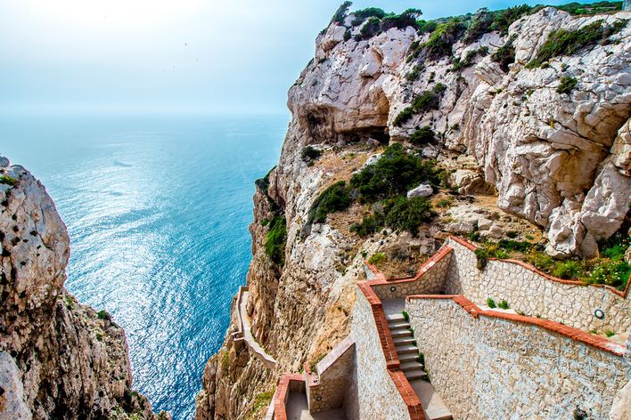 Capo Caccia auf Sardinien mit Steilküste und Meerblick