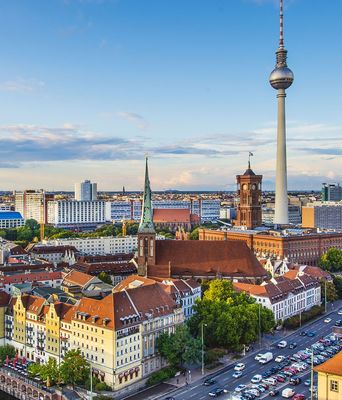 Skyline von Berlin mit Fernsehturm und Spree