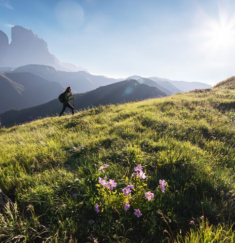 Frau in den Bergen beim Wandern