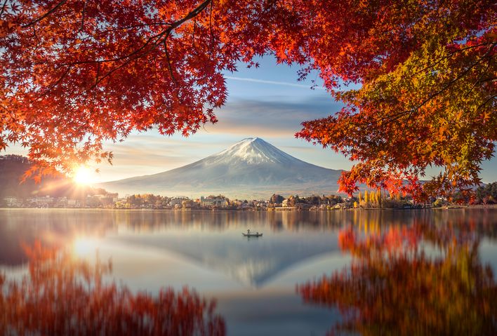 Fuji-Berg mit Morgennebel und roten Blättern am Kawaguchiko-See