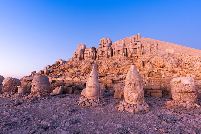Antike Steinskulpturen auf dem Berg Nemrut in der Türkei