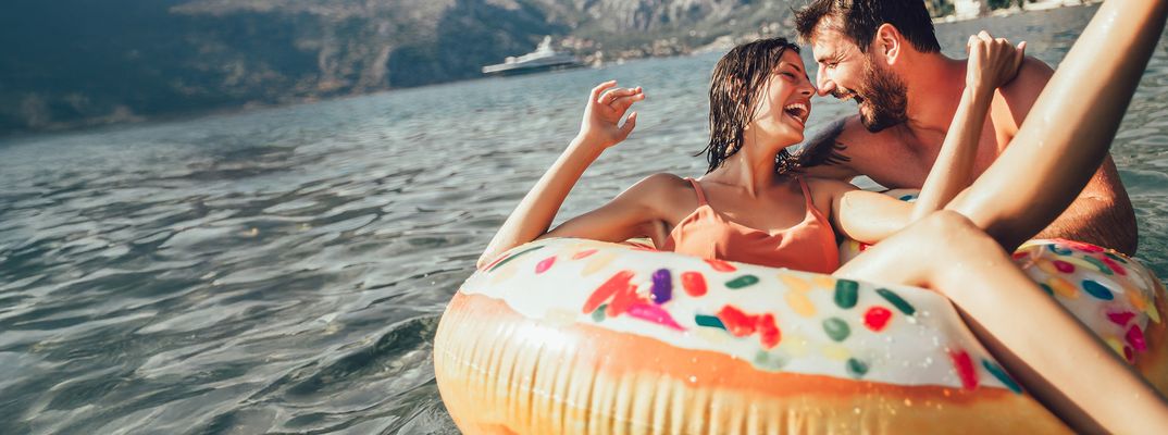 Paar gemeinsam im Meer