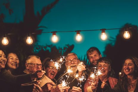 Gruppe Menschen am feiern mit Wunderkerzen in der Hand